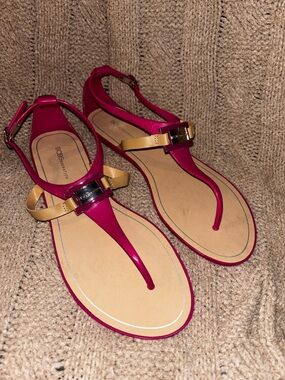 BCBGeneration Magenta Pink Thong Sandals Gold Buckle Ankle Strap Size 10 NEW